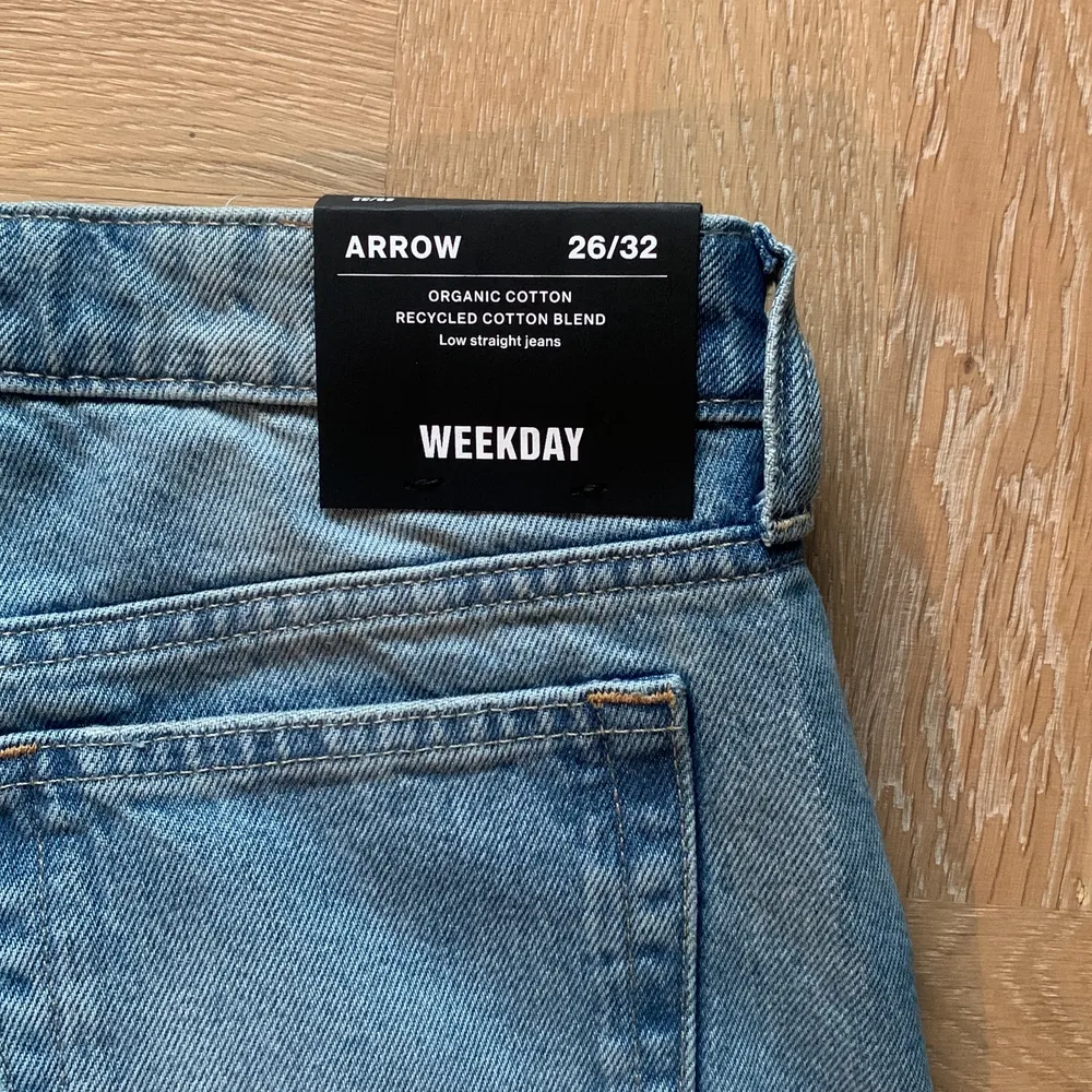 Supersnygga trendiga lågmidjade byxor från Weekday modell Arrow low som köptes i fel storlek… Helt nya med lappar kvar! Storlek 26/32. Jeans & Byxor.