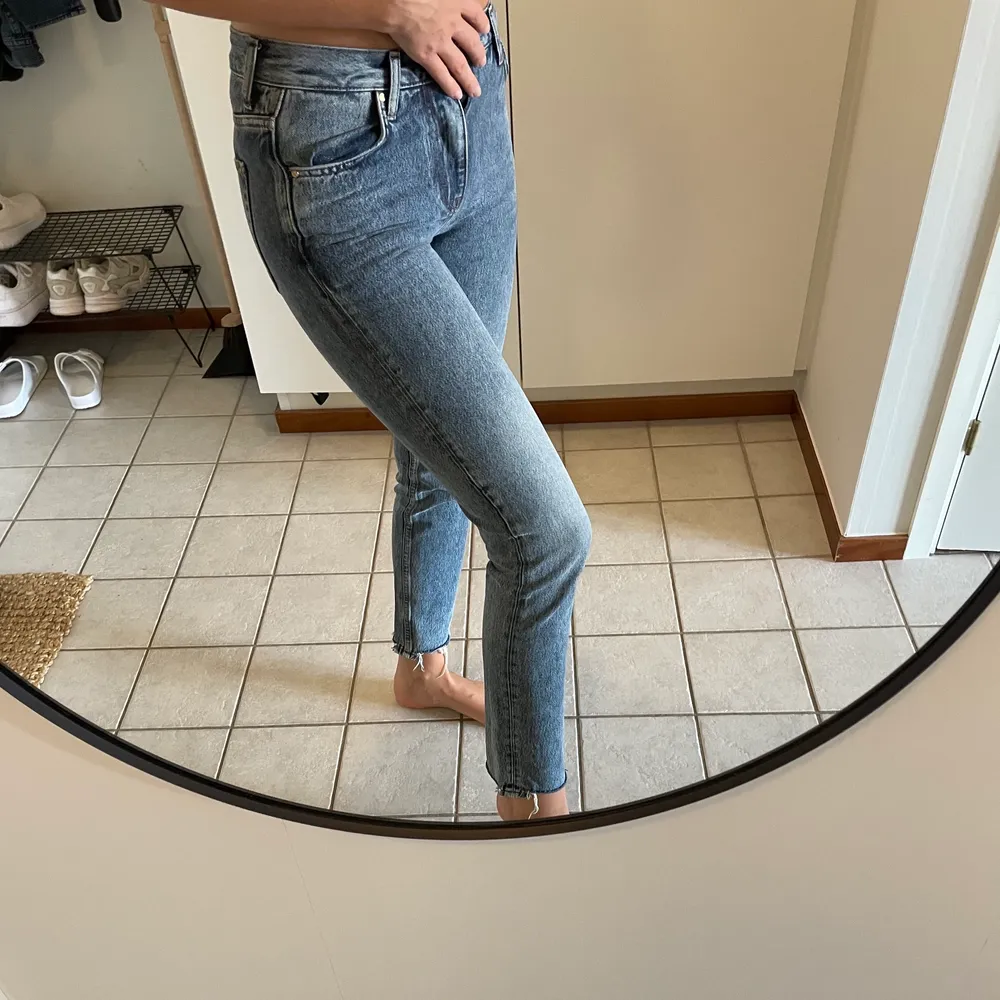 Snygga slim straight jeans, längden funkar på mig som är 180💕 köpare står för frakt . Jeans & Byxor.