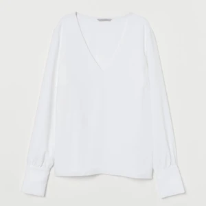 H&M, vit blus, strl. 34 - Använd ett fåtal gånger, den är i fint skick. Ordinarie pris; 279kr