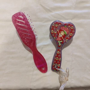 Hårborstar  - Två små hårborstar för barn/dockor. 10kr styck. Kan både skicka spårbart och ej spårbart