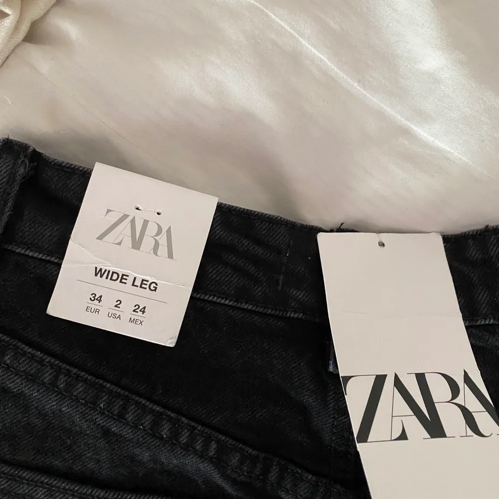 Helt nya från zara, beställde en storlek för liten så därför säljer jag dom. Jeans & Byxor.