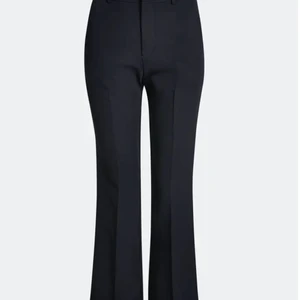 bikbok - Säljer dessa trendiga bikbok kostymbyxor då de ej kommer till användning👏  köpta för 400 men säljer för 150, använd fåtal gånger. 