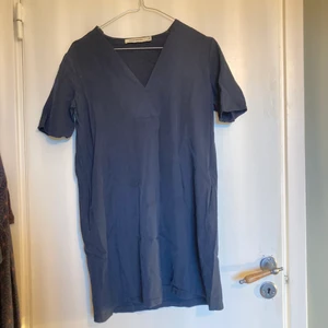 Klänning från Carin Wester - Världens skönaste klänning från Carin Wester! Mörkblå och slutar ungefär vid knäna på mig som är 158. Gör sig inte så bra på bild, men skriv om du vill se hur den ser ut på! Möts upp i Malmö eller fraktar🪁