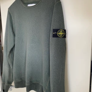 Stone Island sweatshirt strl S - Sweatshirt som är använd endast ett par gånger, och den har även en ”regular fit”.