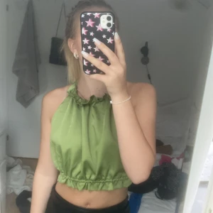 Sommartopp - Super snyggt grönt linne Med öppen rygg som passar perfekt till en mer uppklädd outfit! 💚 storlek xs men skulle säga att den passar s också (använd ej köp direkt funktionen)