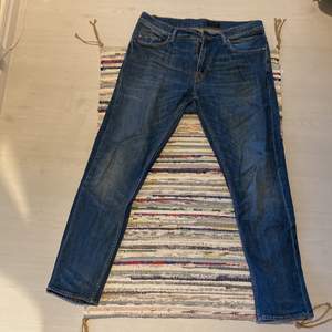 Fina mörkblåa jeans i storlek 33/32 i tajt modell. Mycket fint skick