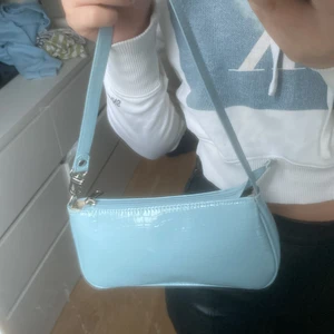 Handväska  - Söt blå väska använd fåtal gånger är som i nyskick!💙(använd ej köp direkt funktionen)