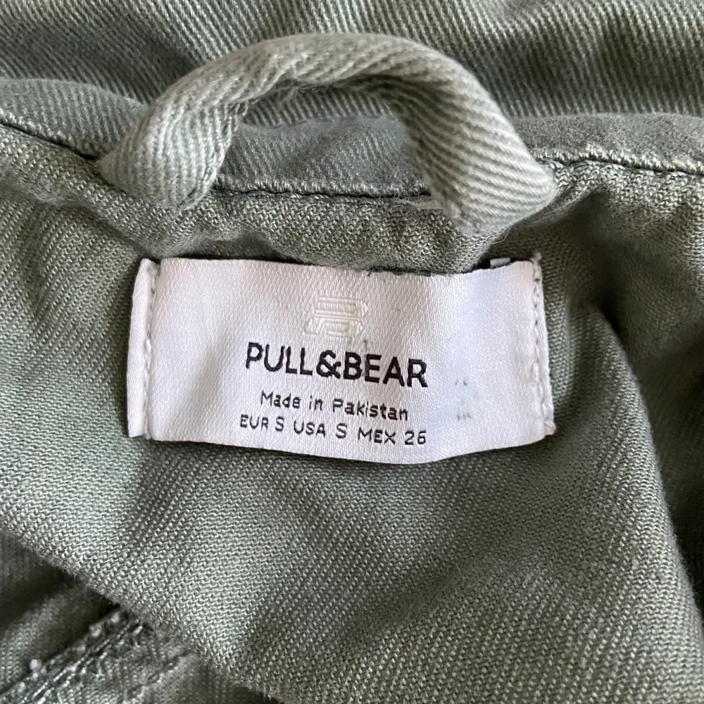 Grön jacka i något kortare modell från Pull&Bear. Observera att den har dragkedja och inte knappar. Storlek S. . Jackor.