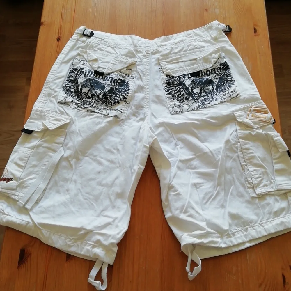 Lite slitna. Kontakta mig ifall du är intresserad av att köpa fler kläder av mig för en kombinerad frakt. . Shorts.