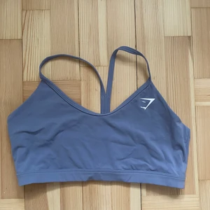 Gymshark sport BH - Lavendelfärgad sport bh från gymshark, säljer då den är lite för liten för mig, jag har 75F