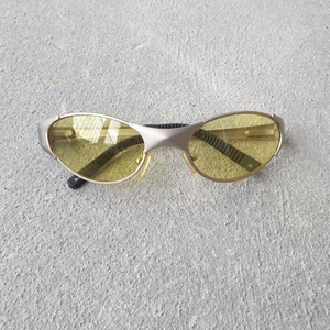 Y2K Solglasögon - Y2K era sunglasses. Put these on and it's always 🌞.  Yellow and silver with rubber parts. Very cyber goth/Euphoria vibes. 🦋 see my page for more authentic y2k glasses