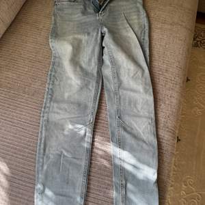 Jeans från karve storlek M. Fint skick! Säljer billigt pga vill bli av med det, samfraktar gärna 🌸