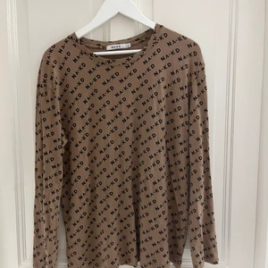 Tröja från NA-KD - Långarmad tröja med logga