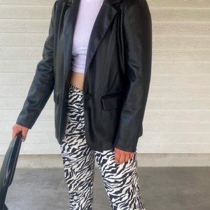 Kavaj i läderimitation  - Så fin kavaj i läderimitation från mango! sparsamt använd💘 (nypris 599 kr)