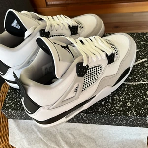 Air Jordan 4 Retro ”Military Black” - Jordan 4 ”Military Black” helt nya, storlek 42. Hör av er om ni är intresserade