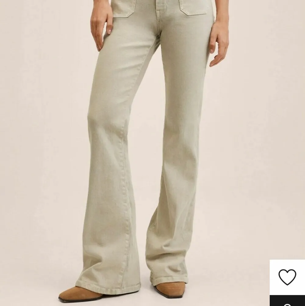 Beigea bootcut jeans från mango strl 38, använda 2 gånger, långa i benen. Jeans & Byxor.