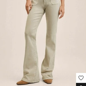 Beigea jeans - Beigea bootcut jeans från mango strl 38, använda 2 gånger, långa i benen