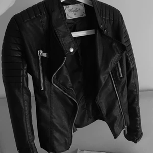 Skinnjacka - Från Chiquelle Använd fåtal gånger så i mycket fint skick! Frakt tillkommer  Storlek 36