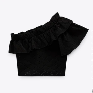 One shoulder top - Säljer denna toppen från zara. Aldrig använd. Super söt topp och populär🫶