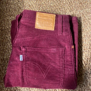 Levi's flare  - Manchester byxor från Levi's. Sparsamt använda och riktigt coola! Sitter smickrande i modellen och säljes endast pga för små. 
