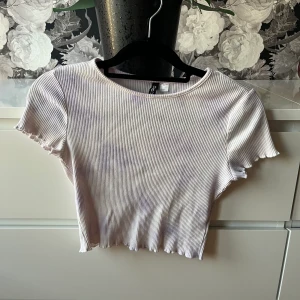 Söt t-shirt topp  - Köpt förra året men är fortfarande i fint skick. Storlek 36/S.
