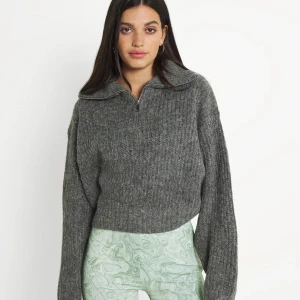 Stickad tröja från Gina tricot - Säljer denna jätte fina stickade tröja ifrån Gina. Säljer pga att den inte kommer till användning❤️❤️❤️