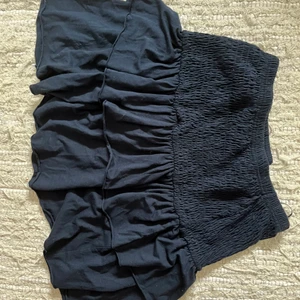 Blå volangkjol - Blå volangkjol från vero Moda, storlek S aldrig använd!💓💓 Går även att använda som topp