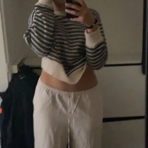 Zara tröja - Sjukt fin och skön Zara tröja som tyvärr inte kommer till användning. Knappt använd och supermysigt material. Tröjan är i stl s men sitter lite större. Den är köpt för 349kr på Zara i Stockholm🤍 Skriv vid intresse, frakt ingår inte🤍(byxorna på första bilden är även tillsalu)