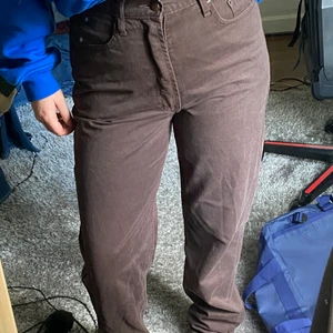 Bruna Jeans - Bruna jeans köpta i en secondhandaffär!! Passar en S/M