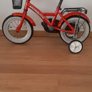   Hejsan! Jag har en barn cykel som är 12 tum. Hellt funkar så bra. Den finns i Malmö 