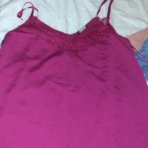 Tröja  - Fin röd tröja finns i olika färger finns även i olika storlekar 