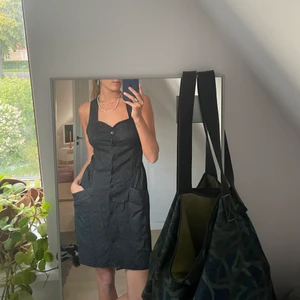 Vintage klänning - Supersöt prickig vintage klänning från kenzo. Klänningen i storlek M men jag bär normaltsätt S och skulle säga att den passar bra. Den näst sista knappen på klänningen är sönder. Skicka PM för fler bilder! 