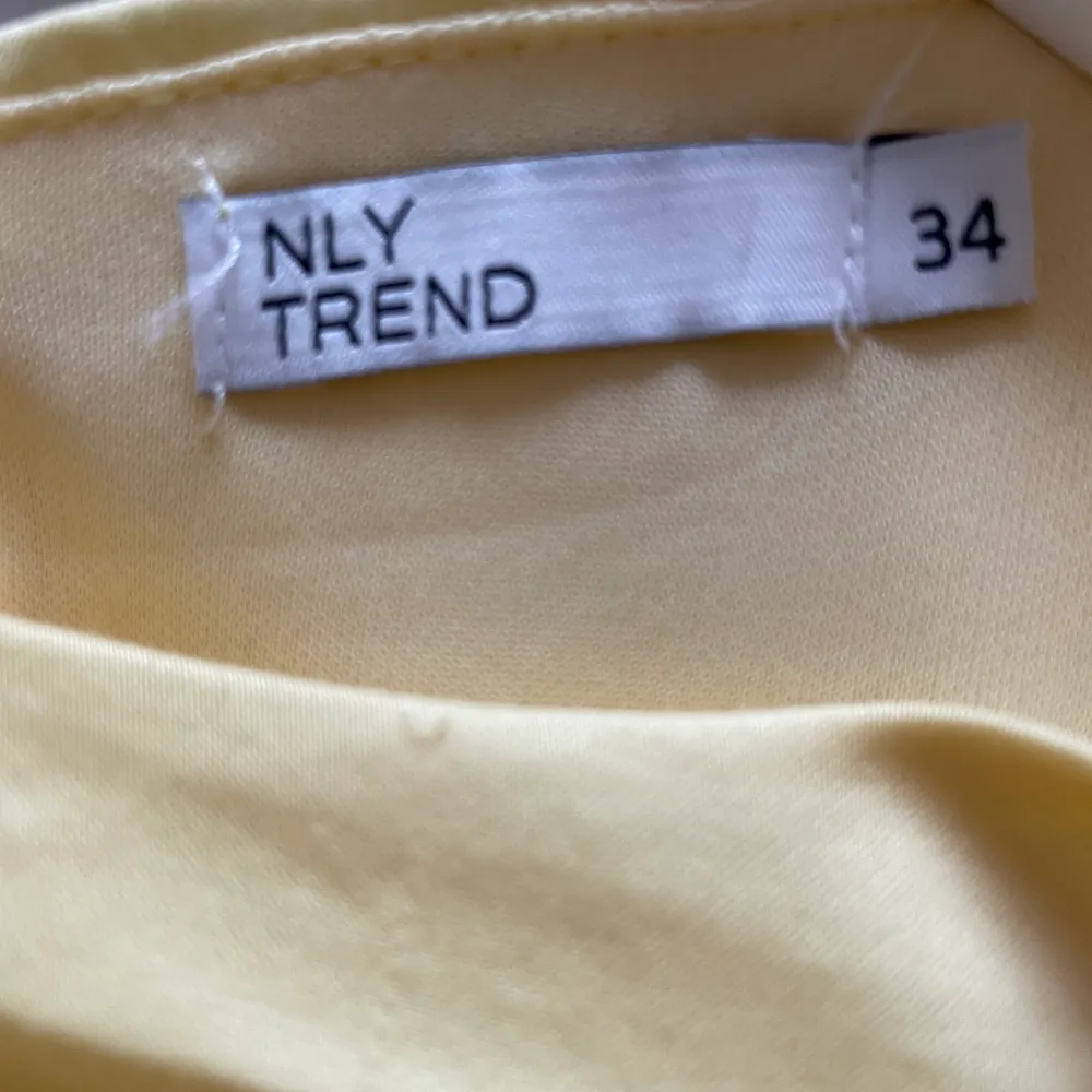 Gul klänning från Nelly i storlek 34💛 Aldrig använd, endast testad  Nypris 499kr Köparen står för frakten✨. Klänningar.