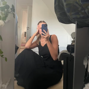 Svart långklänning  - Svart vintage långklänning. Klänningen har en liten svart dragkedja där bak. Den är lite stor på mig, passar den som bär storlek M-L. Skriv i PM för fler bilder.