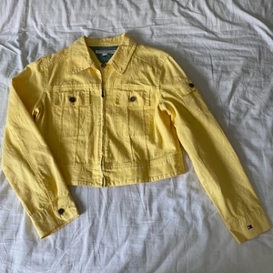 Tommy Hilfiger jeansjacka - Gul jeansjacka från Tommy Hilfiger. Storlek L men liten i storleken och sitter som en S/M. 