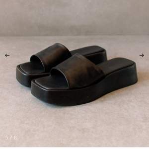 Säljer dessa svarta platform sandaler från Alohas då de var för stora! Aldrig använda.