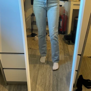 Levis 501 - Säljer mina Levis för använder inte de, storlek W25 L32. Säljer för 500kr nypris 1249kr, knappt använda 