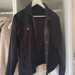 Säljer mina svarta Manchester jacka ifrån Vera Moda i storlek L använd fåtal gånger köparen står för frakt på 80kr 