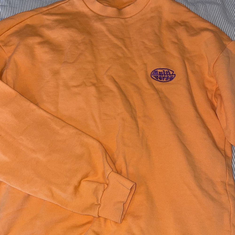 En väldigt fin, orange sweatshirt från Junkyard, i storlek S. Använd ungefär 5 gånger. Säljer den eftersom den inte kommer till användning <33 250 kr + 66 kr frakt . Tröjor & Koftor.