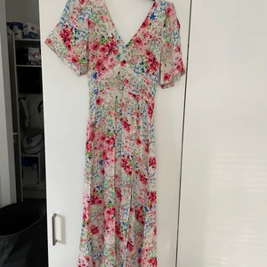 Klänning  - Säljer denna klänning från h&m! Storlek XS och säljer den för 150 kr🥰 superfin till sommaren!