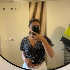 Topp från bikbok strl s - Söt topp från bikbok, köpte denna förra sommaren. Toppen är svart och små blommor på! Skönt material! Frakt+köp ❤️