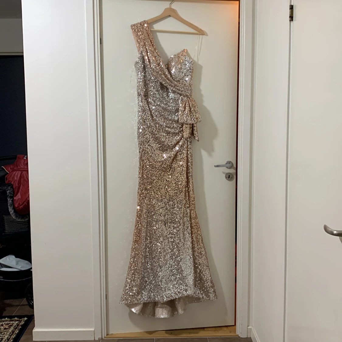 Klänning med glitter.