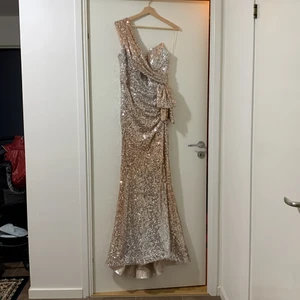 Klänning med glitter. - Storlek s helt ny ingen har anvånt den än den var inte min storlek det är därför jag ska sälja den 