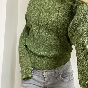 Glittrig festtopp  - Säljer min unika glittriga festtopp från hm då jag inte använder den💚storlek 34 men passar även 36 då den är väldigt luftig! Såå ball⭐️skriv privat vid frågor/intresse