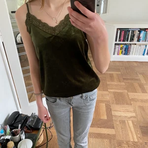 Spetslinne💗💗 - Säljer detta gröna spetslinne i sammetsliknande material!💗 Endats använd en gång då den är lite för stor för mig. Nyskick!💗