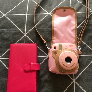 Instax mini 8 (baby pink) - Säljer min instax mini 8 då den ej kommer till användning längre, den är i nyskick och välbevarad, endast tagit 10 bilder.  Det som medföljer är: kameran, bruksanvisning, kameraväska och fotobok till bilderna. ✨Frakt inkluderat i pris, kontakta vid köp✨