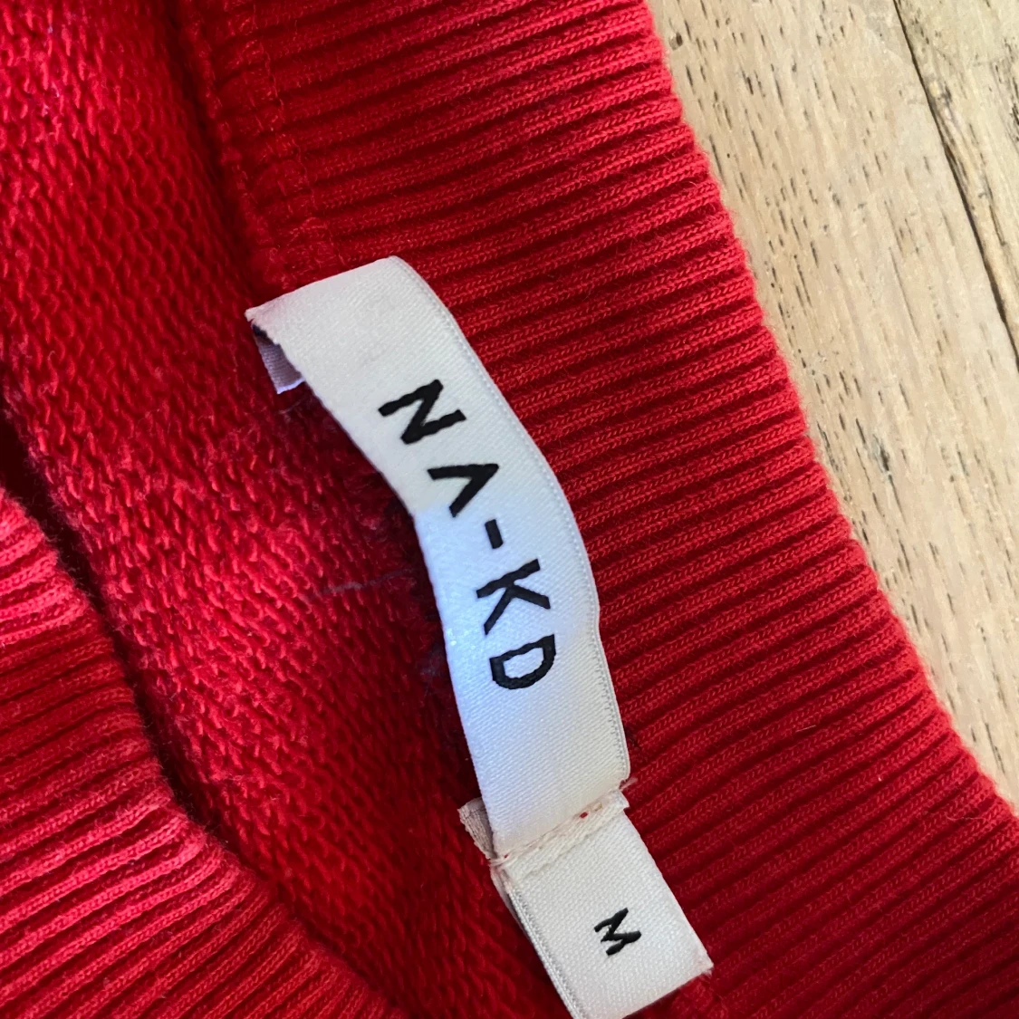 Croppad sweatshirt från NA-KD - 90