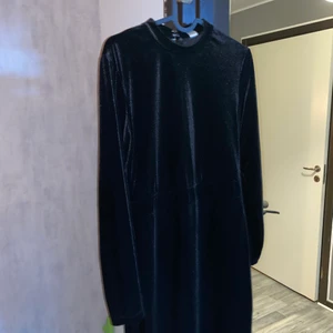 Klänning  - Klänningen är storlek 44 men jag har storlek 38 och den sitter perfekt på mig.