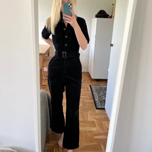 Jumpsuit & Other stories - Jättefin svart jumpsuit från & Other Stories i manchester. Strl 36!