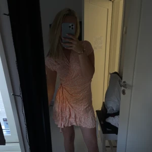 Söt aprikos klänning - Klänning med aprikos färg! Så skönt material, luftigt nu till sommaren! Storlek L men är en S!!🧡